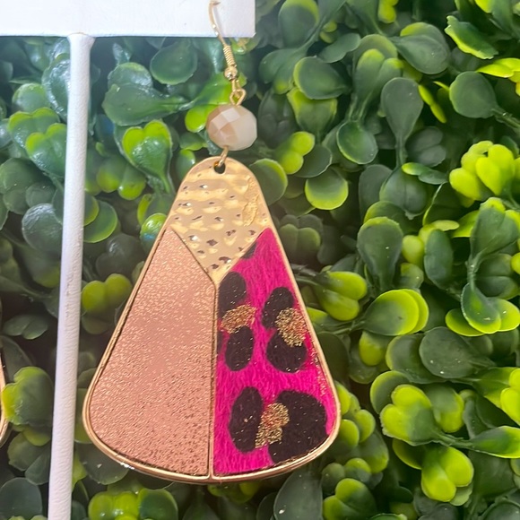🎉💕 NEW Amelia Leopard Dangle Earrings - Picture 2 of 3